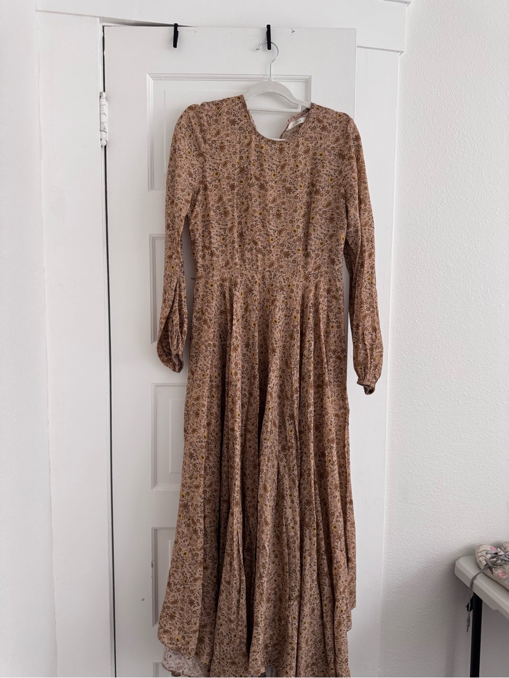 Doen Long-Sleeve Floral Maxi Dress in Beige-Brown